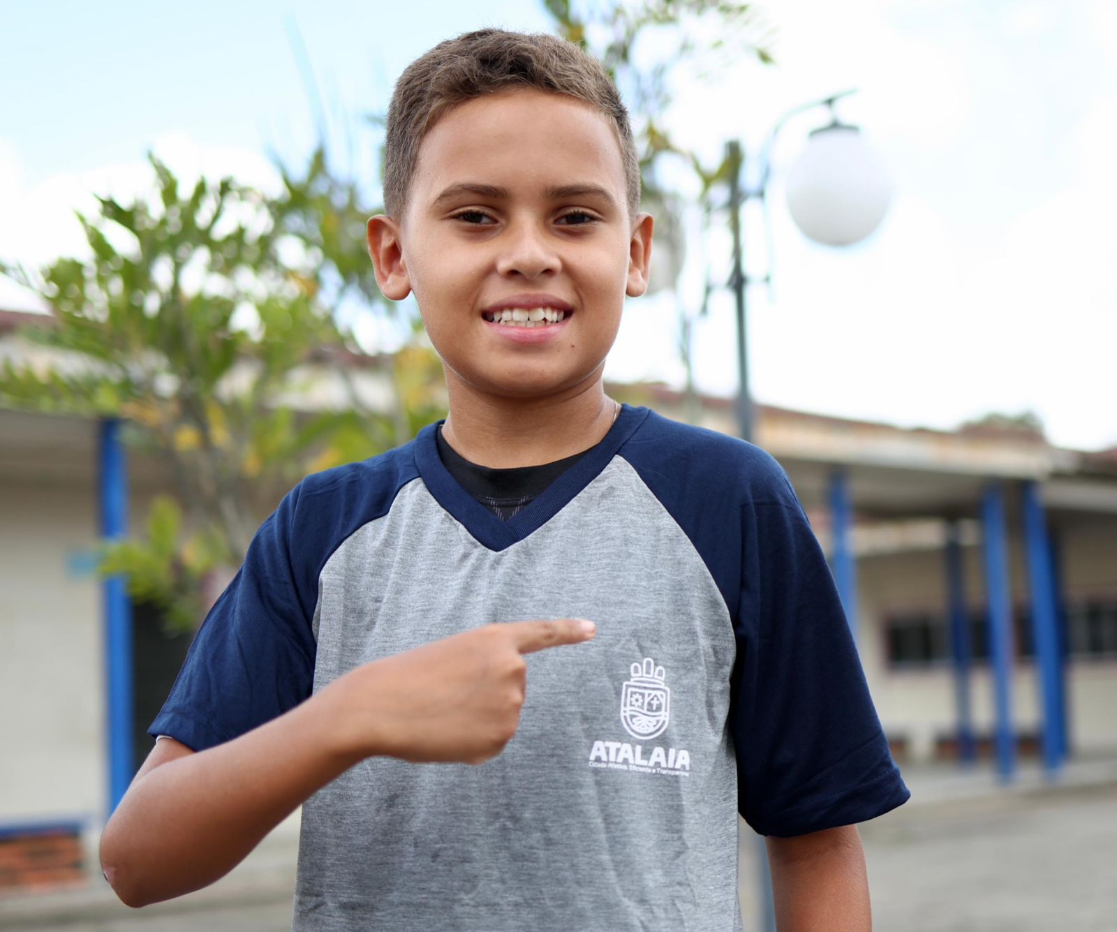 Entrega do fardamento escolar 2026 começa em Atalaia e reforça importância da matrícula